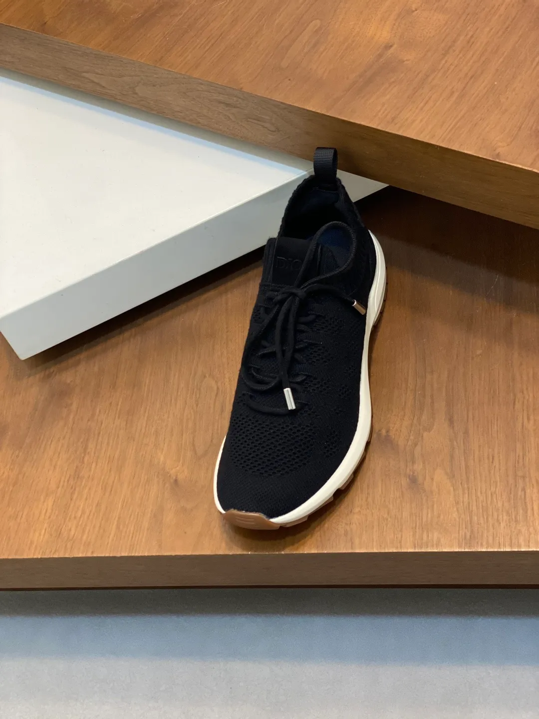 Factory price: 438💰Dior’s latest men’s fashion sneakers. This item draws inspiration from retro jogging shoes. Featuring a thick, low-top design, it features a mesh fabric upper and an ultra-light rubber foam sole. The side is decorated with an embossed "Di~r" logo. Code number: 39-44 (order 38, 45, 46)